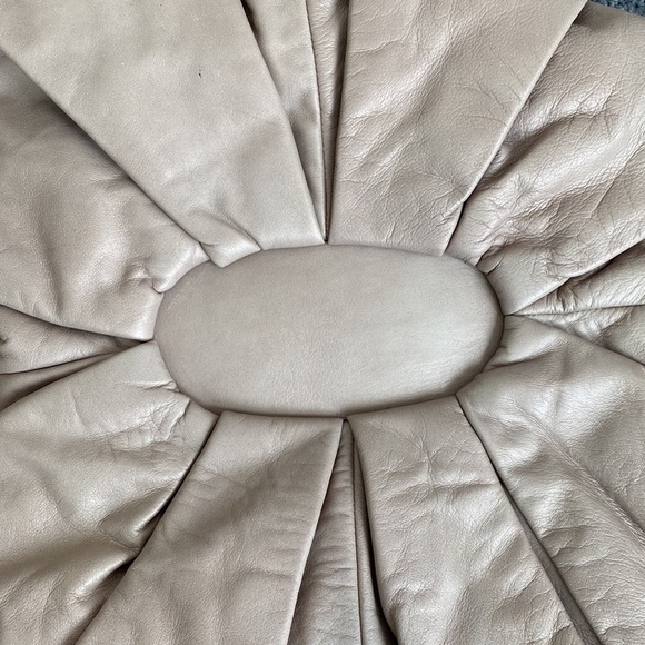 Giorgio Armani soft leather beige handbag. - Picture 7 of 9